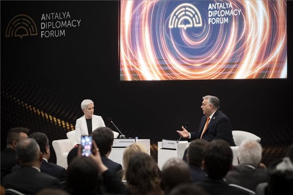 Orbán Törökországban: Magyarországon pozitívan tekintenek az erős vezetőkre