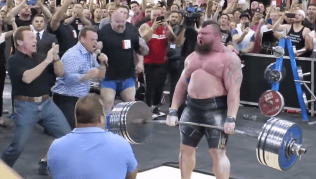 Videó: Schwarzenegger is drukkolt a világ legerősebbjének mutatványához