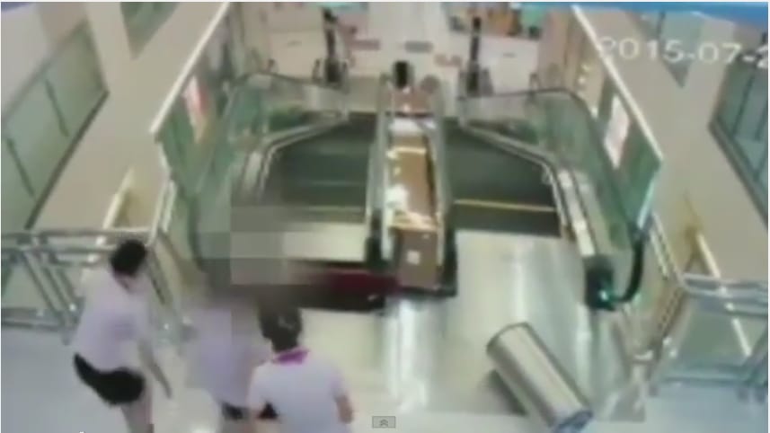 Valóra vált a legrosszabb rémálom egy kínai plázában – sokkoló videó