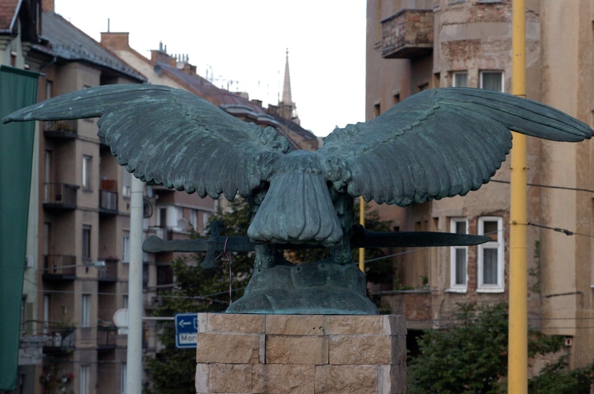 Népszava: nem biztos, hogy marad a turulszobor