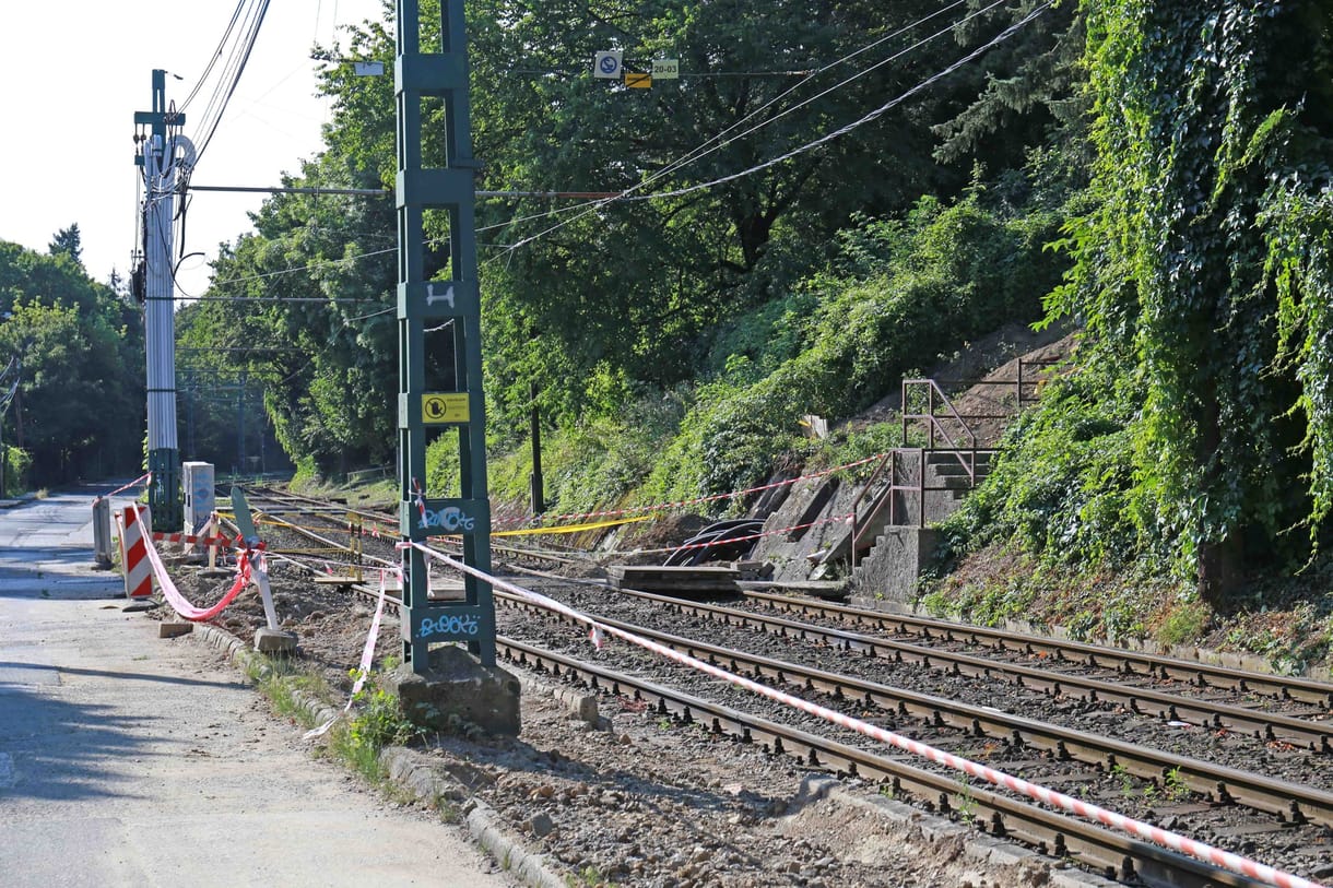 Elgázolta a markoló, meghalt egy munkás a Hűvösvölgyi úti villamosfelújításnál