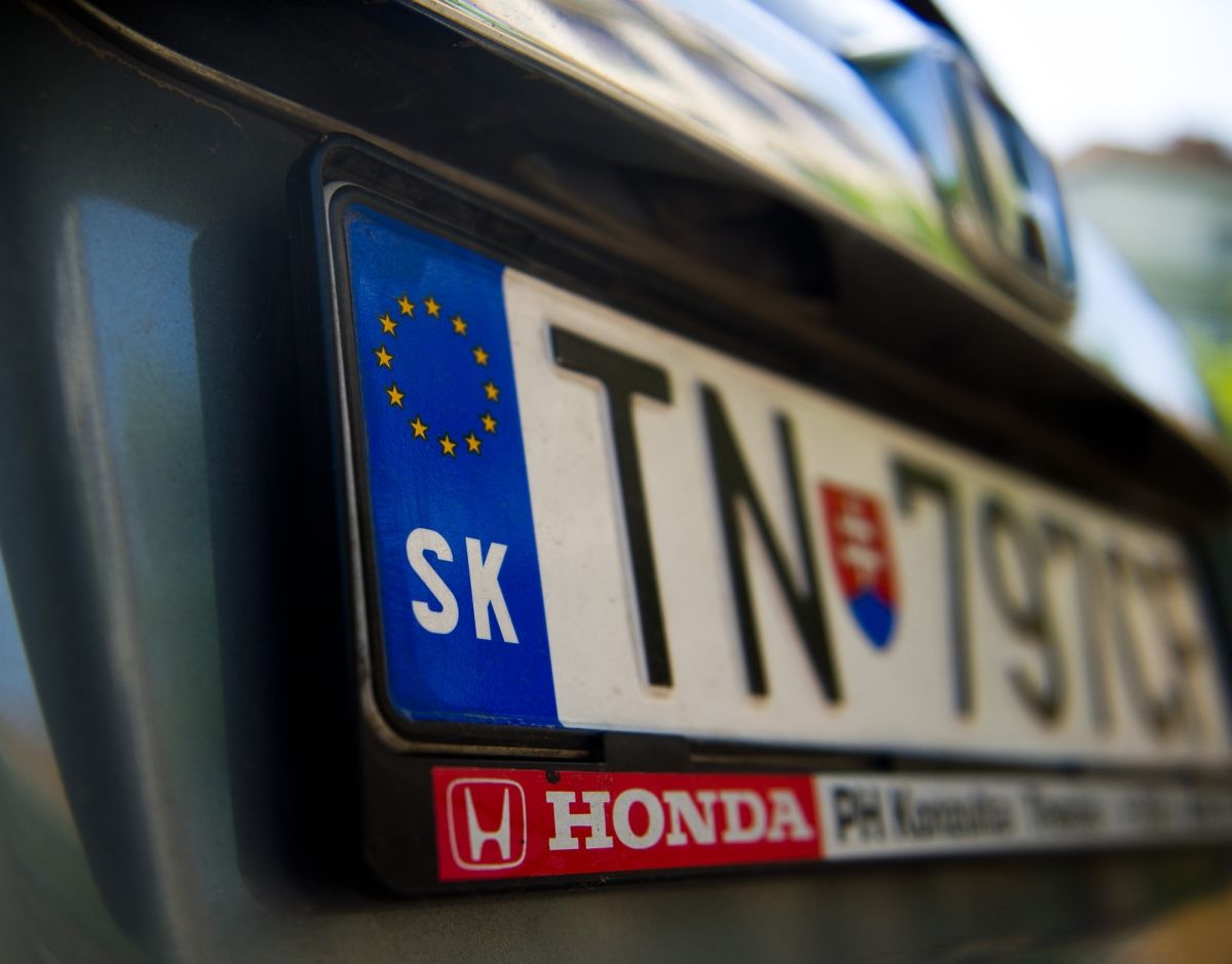 Mostantól nem kell hiteles fordítás a külföldi rendszám mellé