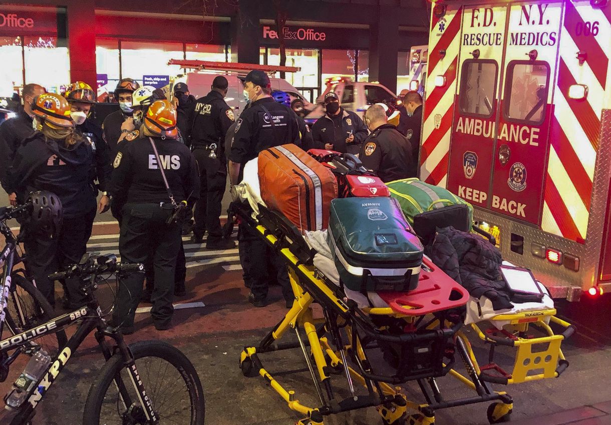 Autó hajtott egy Black Lives Matter-tüntetés résztvevői közé Manhattanben, többen megsérültek