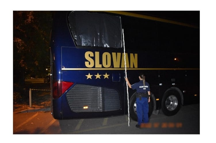 Elfogták a férfit, aki kővel dobta meg a Slovan Bratislava csapatbuszát