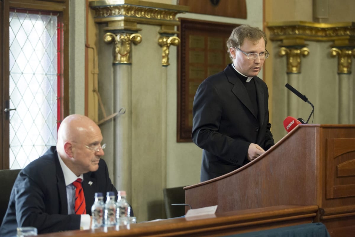 A Pázmány rektora kamu cambridge-i elismeréssel villogott?