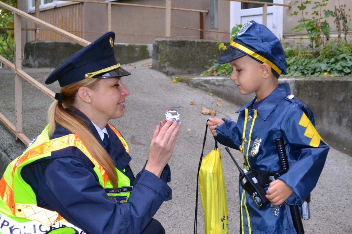 Videó: Rendhagyó szülinapi meglepetést kapott a rendőröktől egy négyéves kisfiú