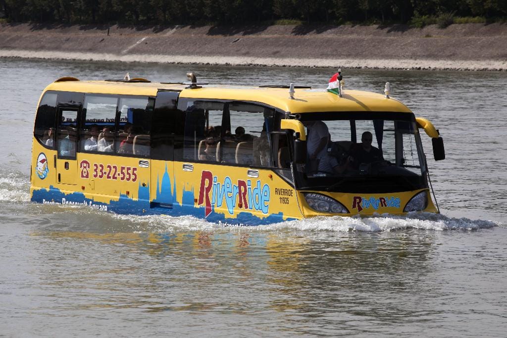 Öngyilkosjelöltet mentett a Dunából a kétéltű busz