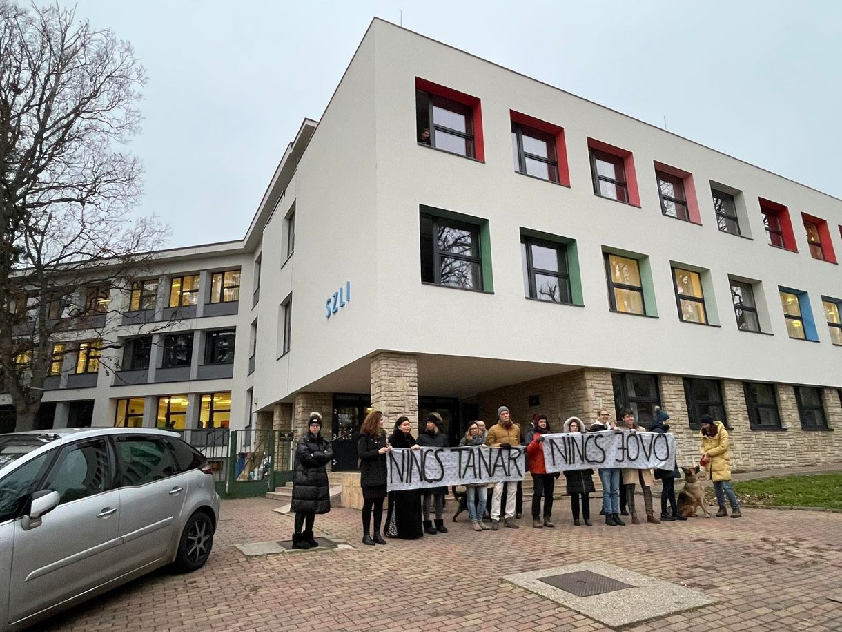 Tüntetés Budán a SZLI-nél: Nem csak a pedagógusok csatája ez