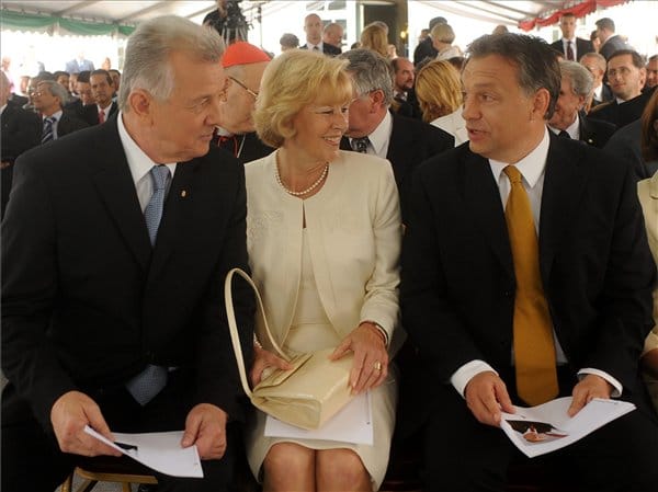 Nyolcszázmillió Orbán és Schmitt védelmére
