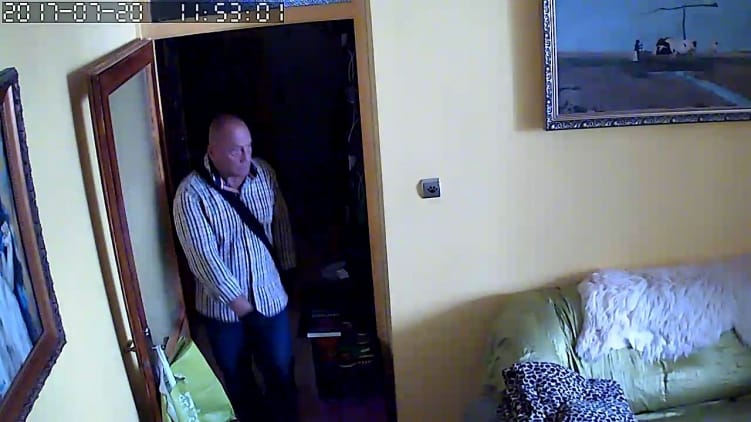 Béna volt az oldaltáskás betörő, pózolt egyet a bébiőrnek – fotó