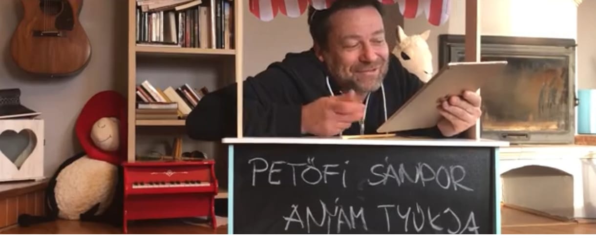 Lovasi András az Anyám tyúkjával járul hozzá a digitális távoktatáshoz