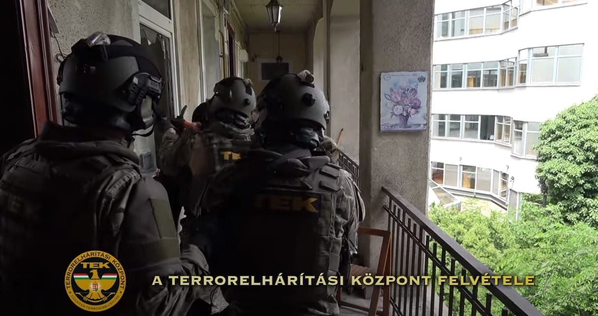 Tíz lövést adott le a TEK-esekre egy férfi a VI. kerületben