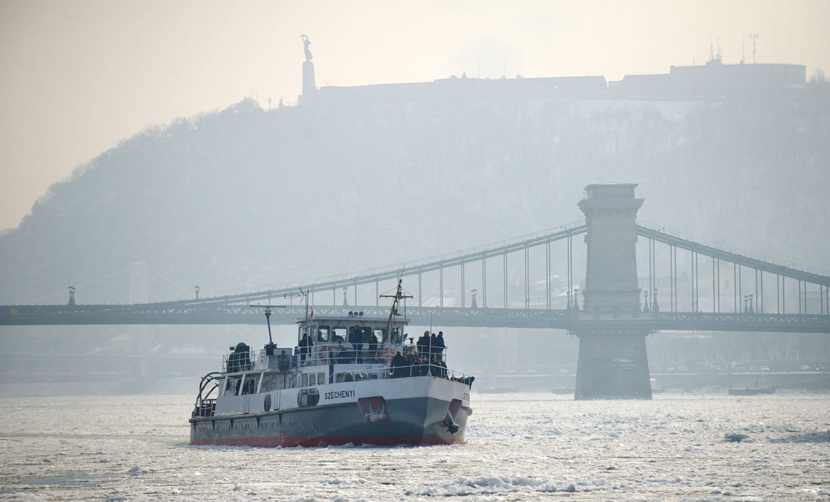 Fotógaléria: megérkezett Budapestre az ország legnagyobb jégtörője