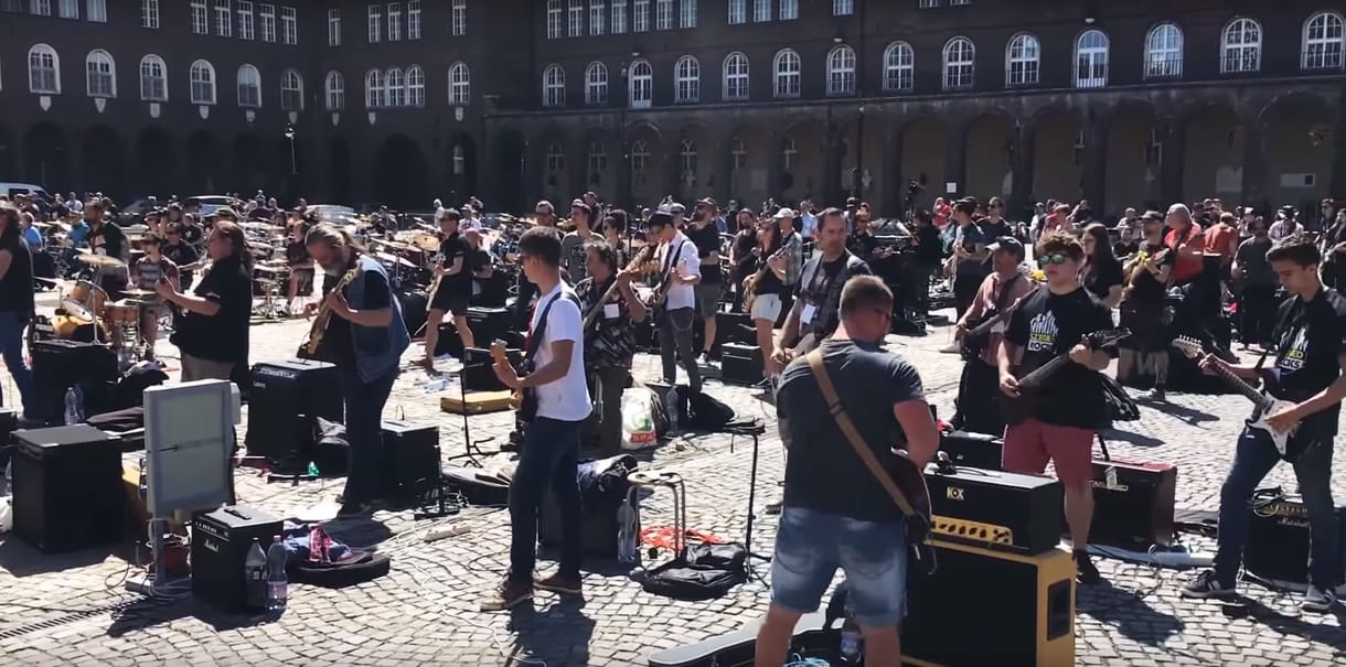 Négyszáz rocker csapott bulit a szegedi Dóm téren - videó