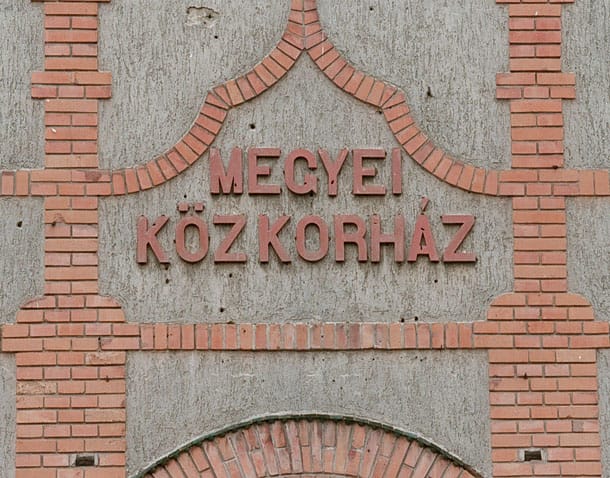 „Nem ivóvíz! Újszülöttek fürdetésére sem használható!” – megint nincs iható csapvíz a székesfehérvári szülészeten