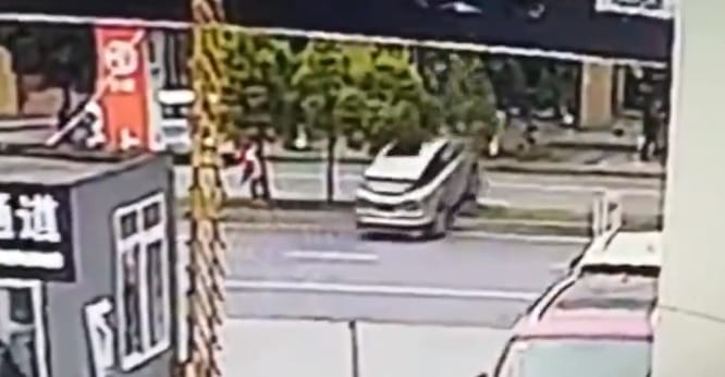Videó: Kihajtott az autókereskedésből az új kocsival – egyenest az első fának