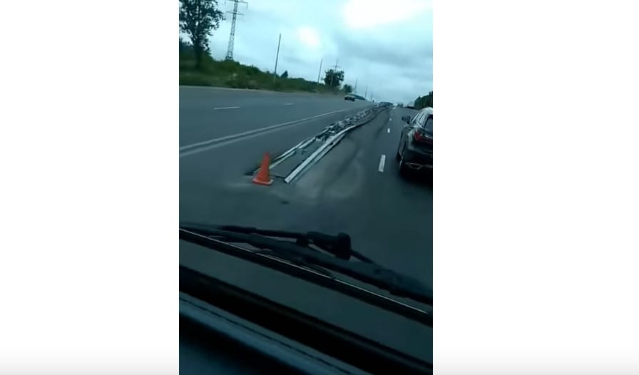 Ettől még egy orosz autós is kiakadt, a forgalmi sáv közepén volt a szalagkorlát – videó