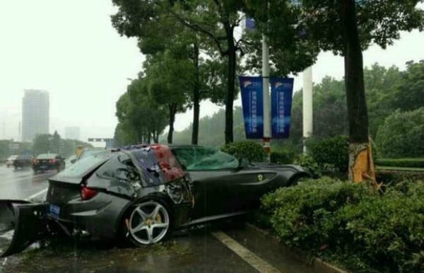 Mercivel ütközött az esőben egy Ferrari FF Kínában - fotók