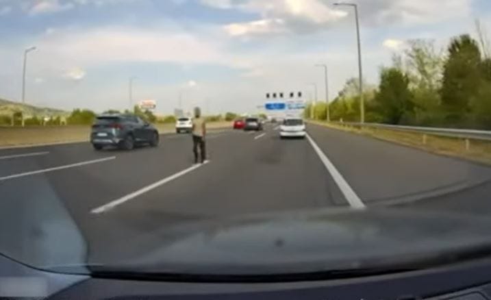 Egy férfi sétálgatott az M1–M7-es autópálya közepén – videó