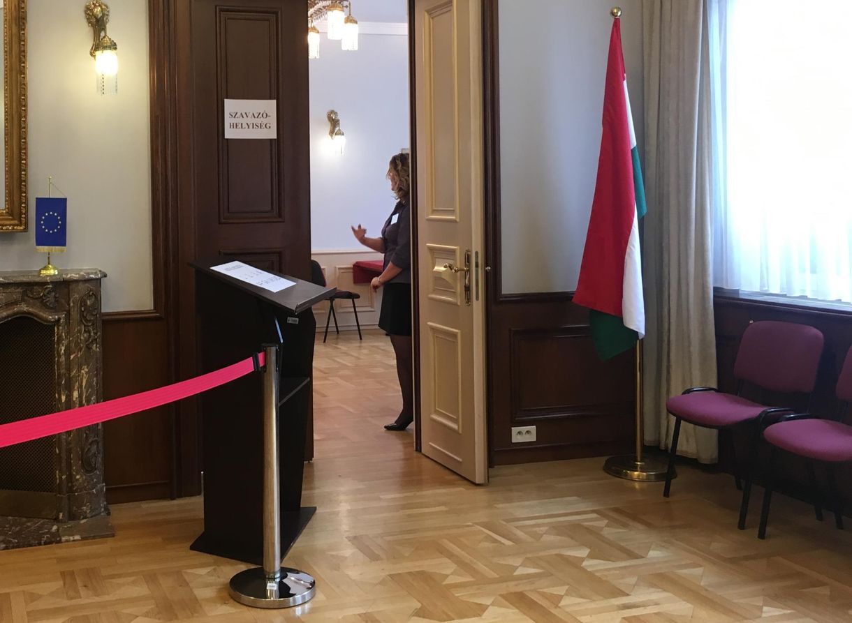 Mindeközben Brüsszelben: LMP-s plakát és momentumos aktivisták a követségnél