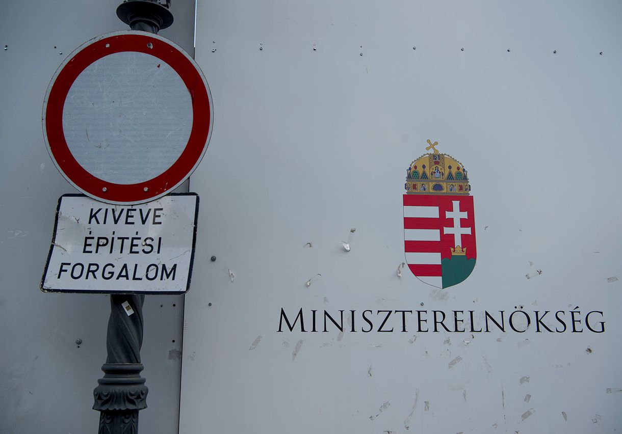 Sorra rúgják ki a köztisztviselőket, közben miniszteri biztosból egyre több van