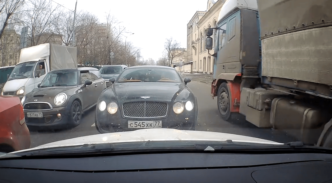 Néha még a Bentley-vel is be kell állni a sorba – videó
