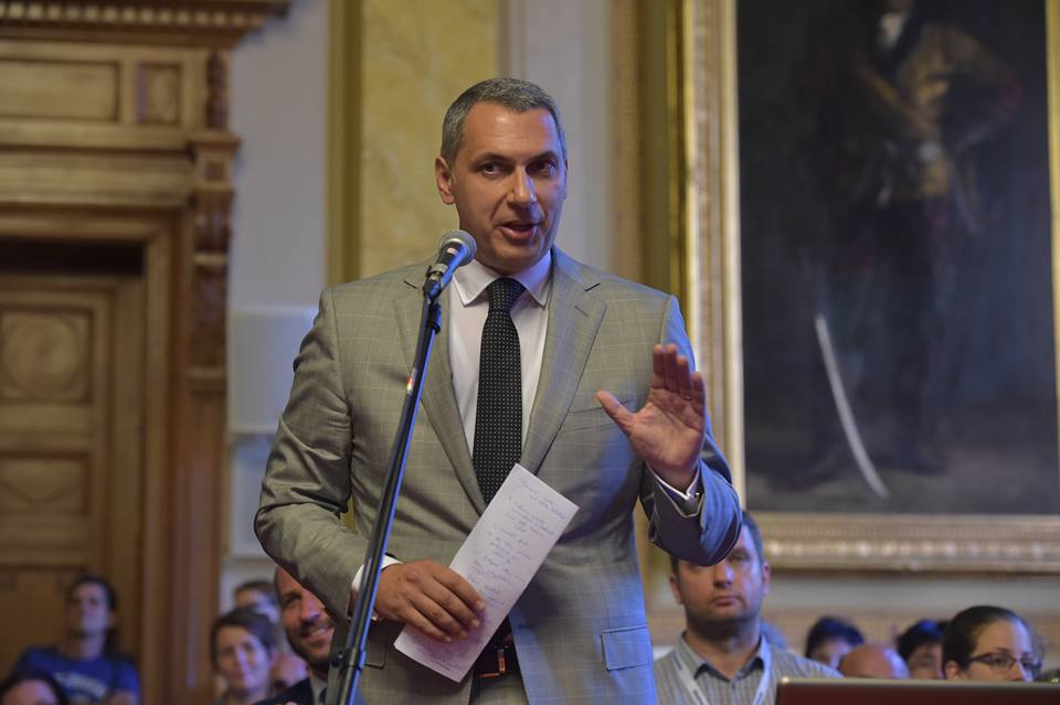 Nem csak a dohányzást, az internetes zaklatást is vasszigorral büntetné Lázár János