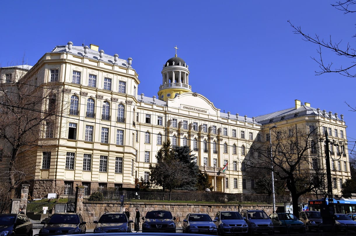Luxusautók jelentek meg egy budai gimnázium kertjében, miután fizetős lett az utcai parkolás
