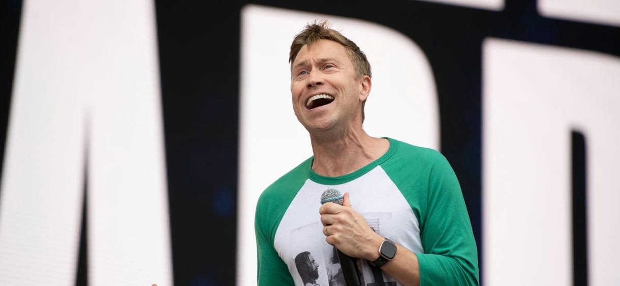 „Politikussal barátkozni – ennél rosszabbat el sem tudok képzelni” – Russell Howard brit stand-upos a HVG-nek