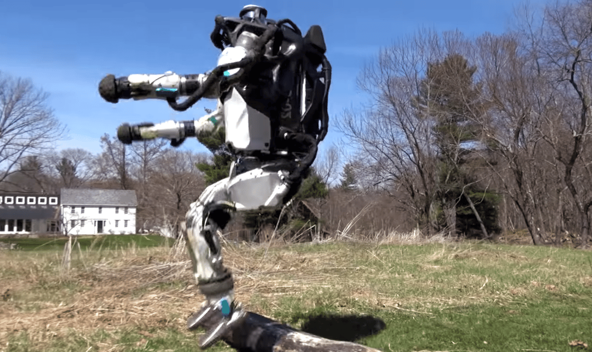 Leesik az állunk: videón, ahogy a szabadban kocog az Atlas emberszabású robot