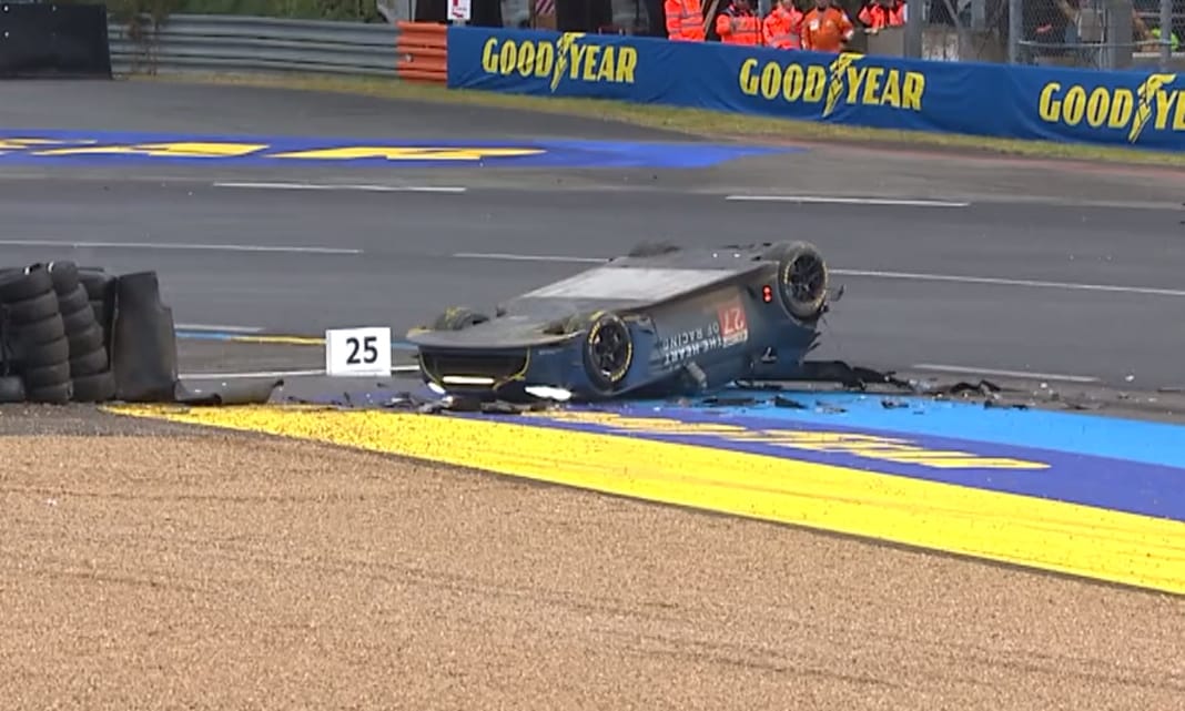Hatalmas baleset Le Mans-ban, videón az Aston Martin felborulása