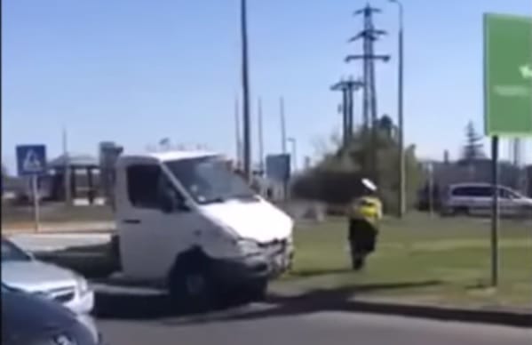 Helyszínelő rendőröknek és öt autónak hajtott neki Tapolcánál egy kisteherautó