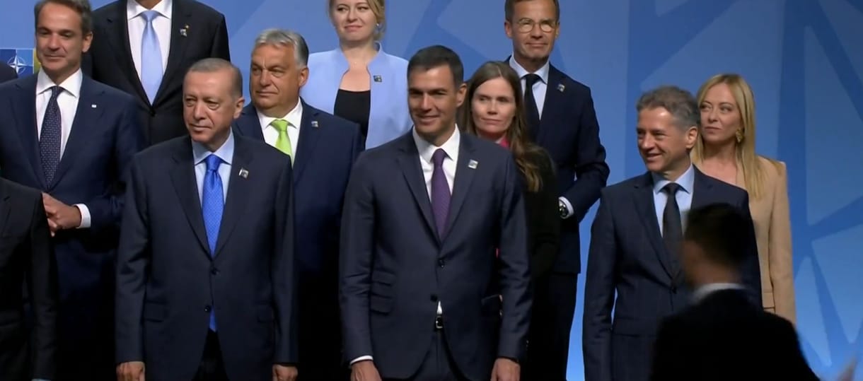 Orbánnal külön kezet fogott Biden a NATO-csúcson, amit Orbán stábja azonnal propagandacélra használt