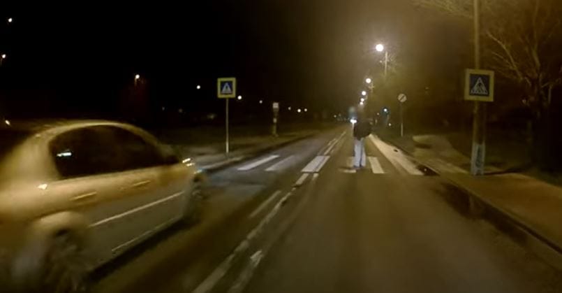 Megint a buszosnak kellett megmentenie egy gyalogost a szabálytalan autóstól – videó