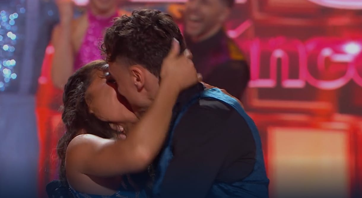 A Dancing with the Stars kiesői felvállalták, hogy együtt vannak, meg is csókolták egymást adásban