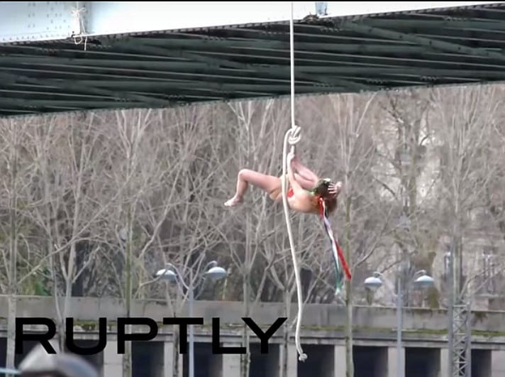 Durva performansszal várta az iráni elnököt Párizsban a Femen – videó