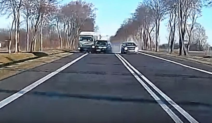 Ez a baleset olyan, amit egészen valószerűtlen, hogy mindenki megúszott – videó