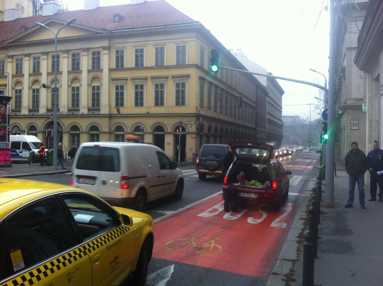 Demonstráló miatt dugul a József Attila utca