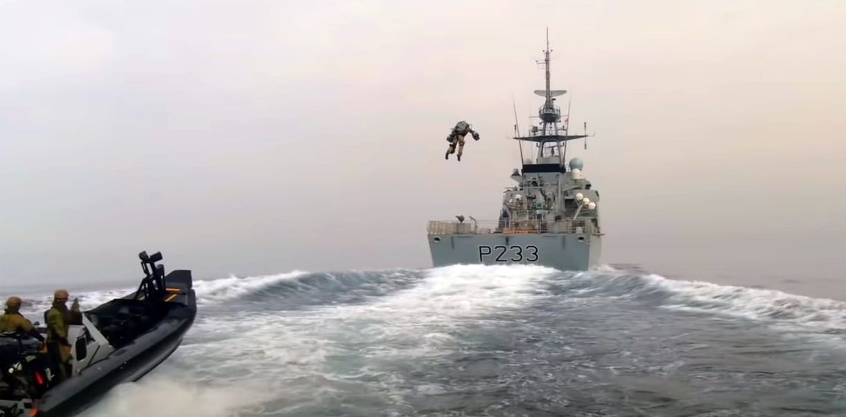 Videó: Jetpackkel repült egy hajóra egy brit katona