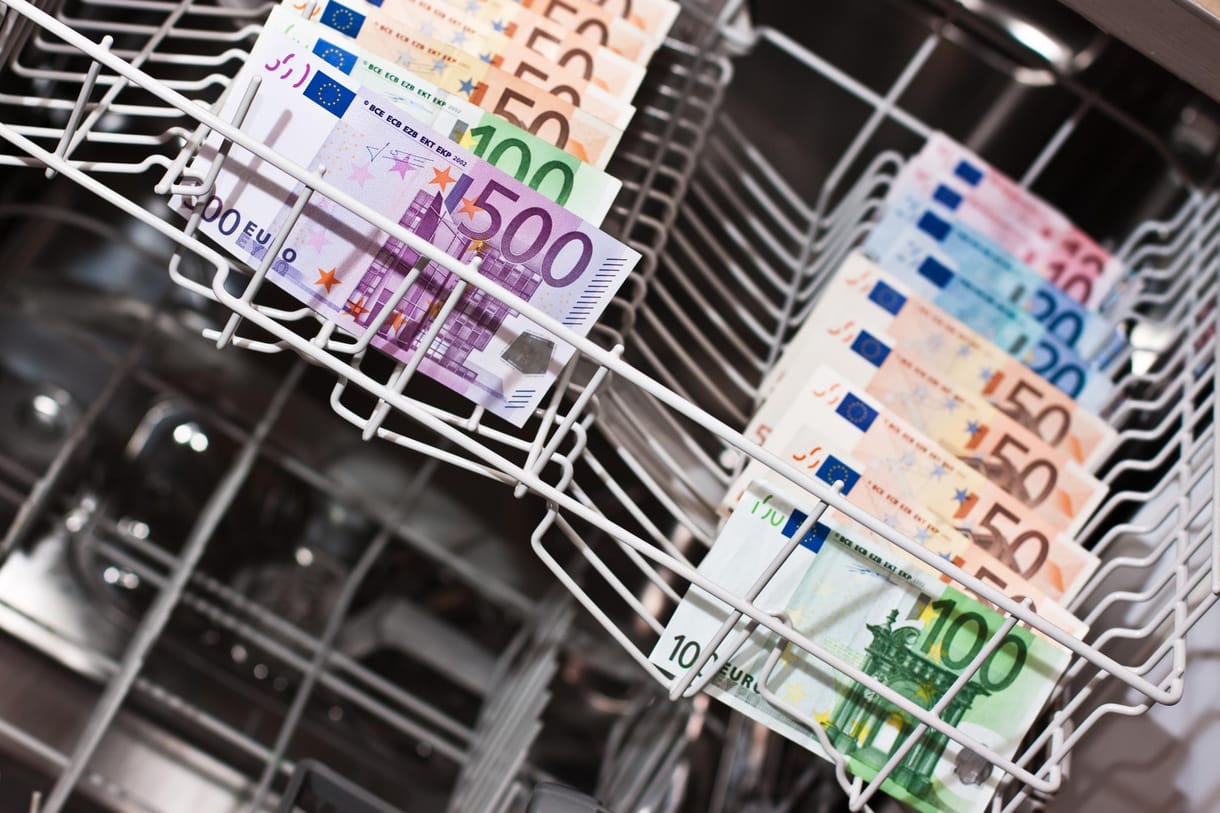 Kriminális multikulti: Szlovák bankból utalta Tajvanra a Cipruson élő magyar nő a bűnös pénzt