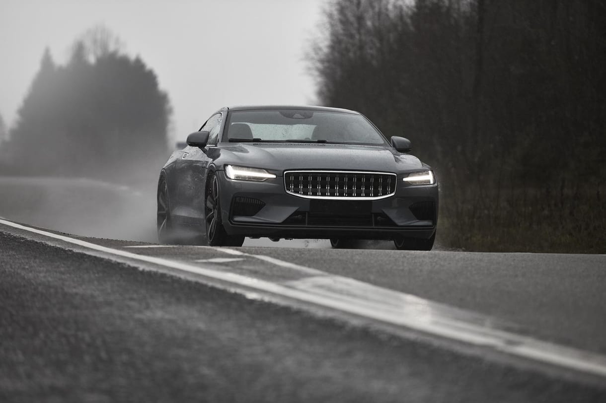Videó: Mint egy BMW M5 csak konnektoros, mindjárt itt a Polestar 1