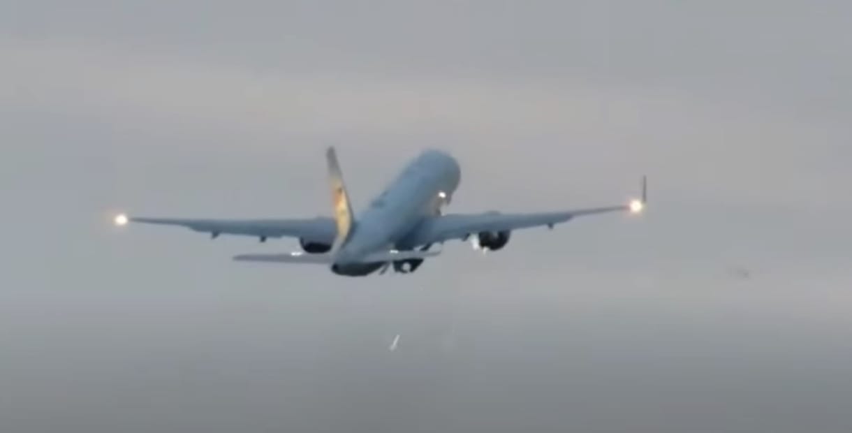 Videó: Madárral ütközött az Air Force Two, rajta az amerikai alelnökkel