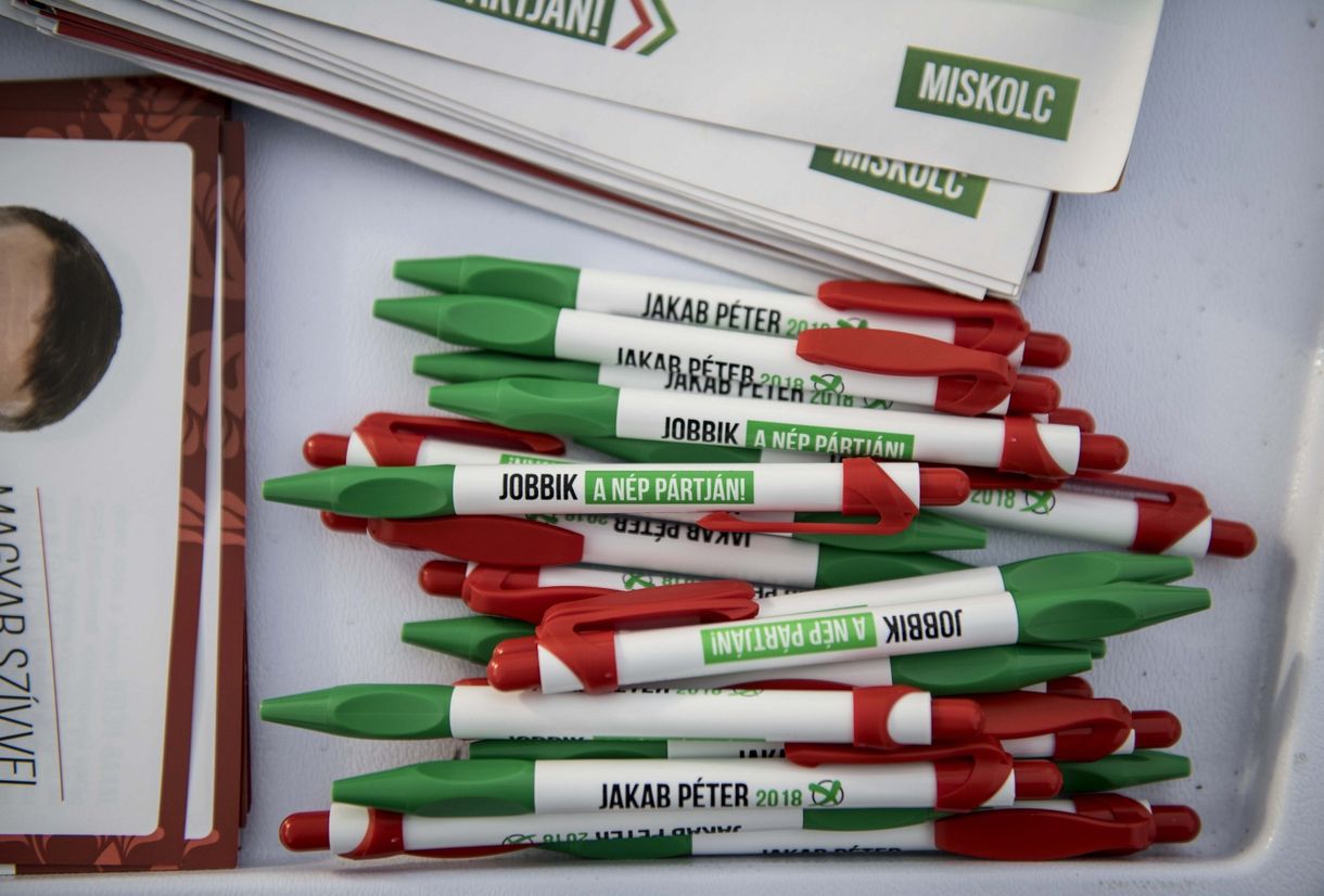 Fizethet a Jobbiknak a Lokál és a Magyar Idők