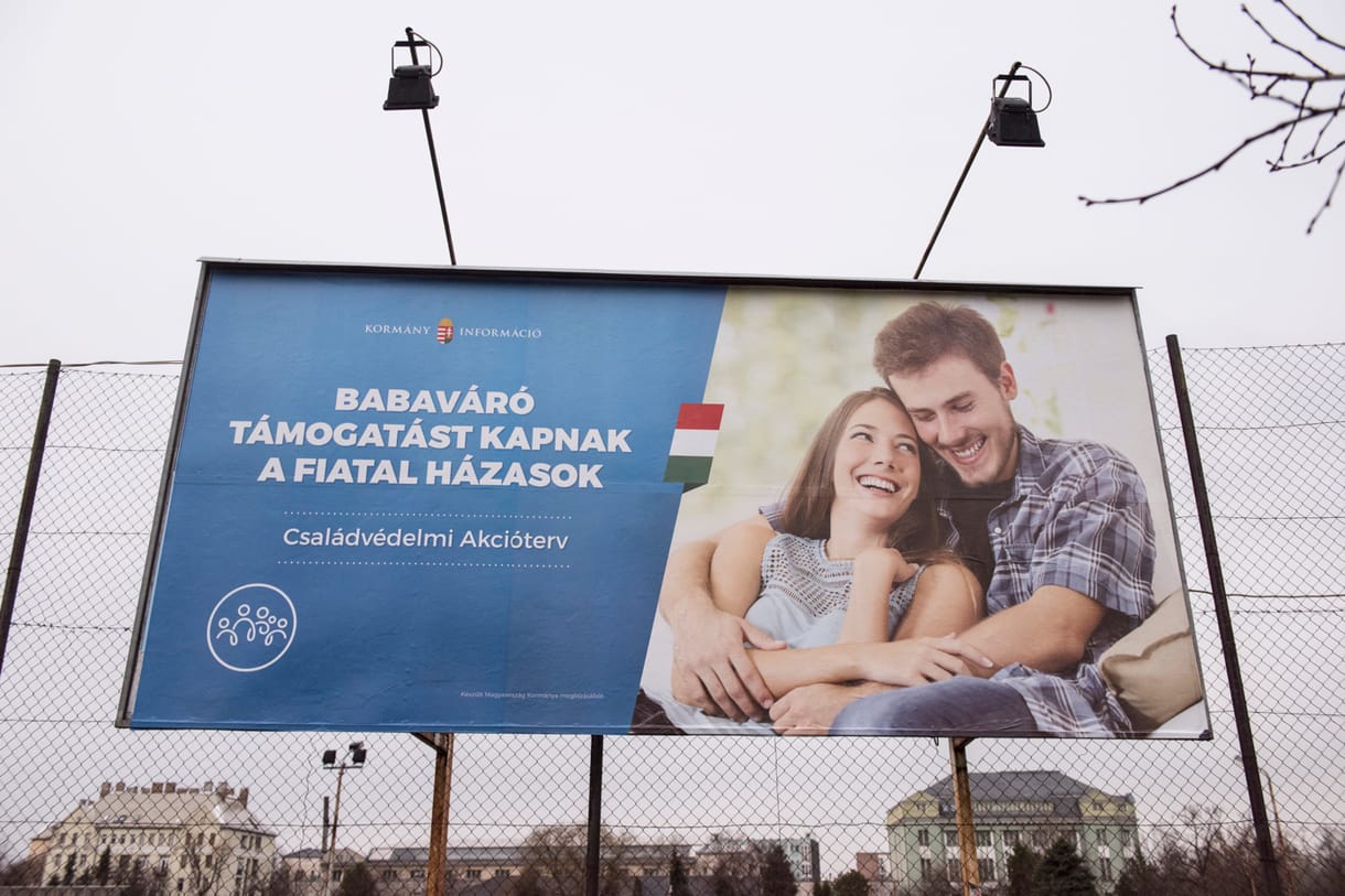 Világhírű lett a kormány új plakátja, amelyiken a jól ismert mémpár van