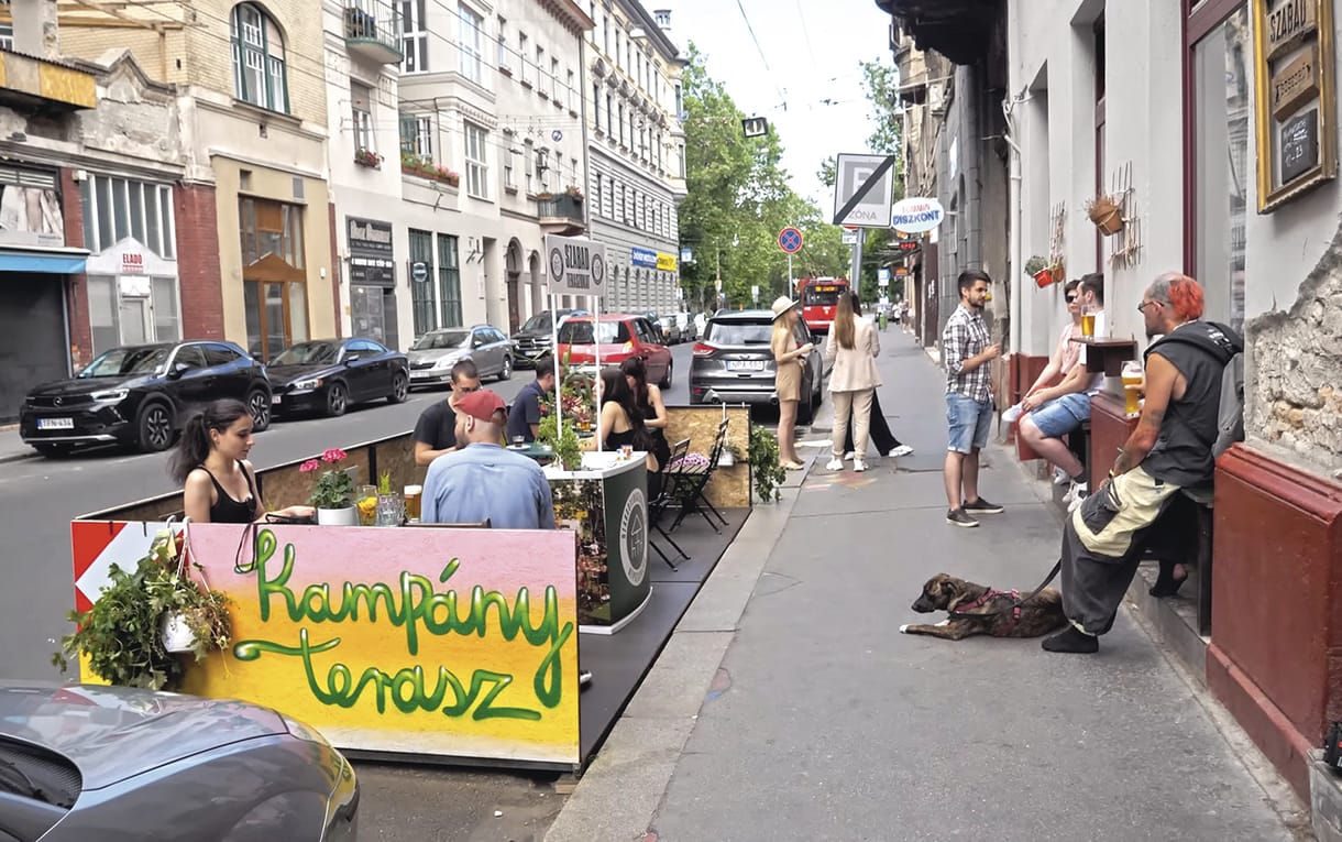 Terasz is lehetne a bulinegyed parkolóiból, de az autókat senki nem tudja hova tenni