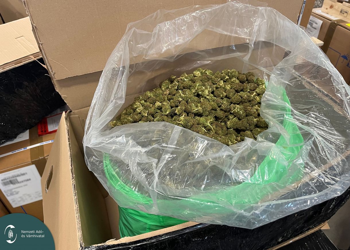 Valaki megpróbálta: repülőn feladott csomaggal akart behozni az országba 20 kilogramm marihuánát