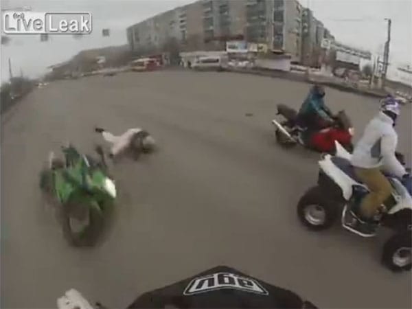 Valószínűleg ez a motorosok egyik rémálma - videó