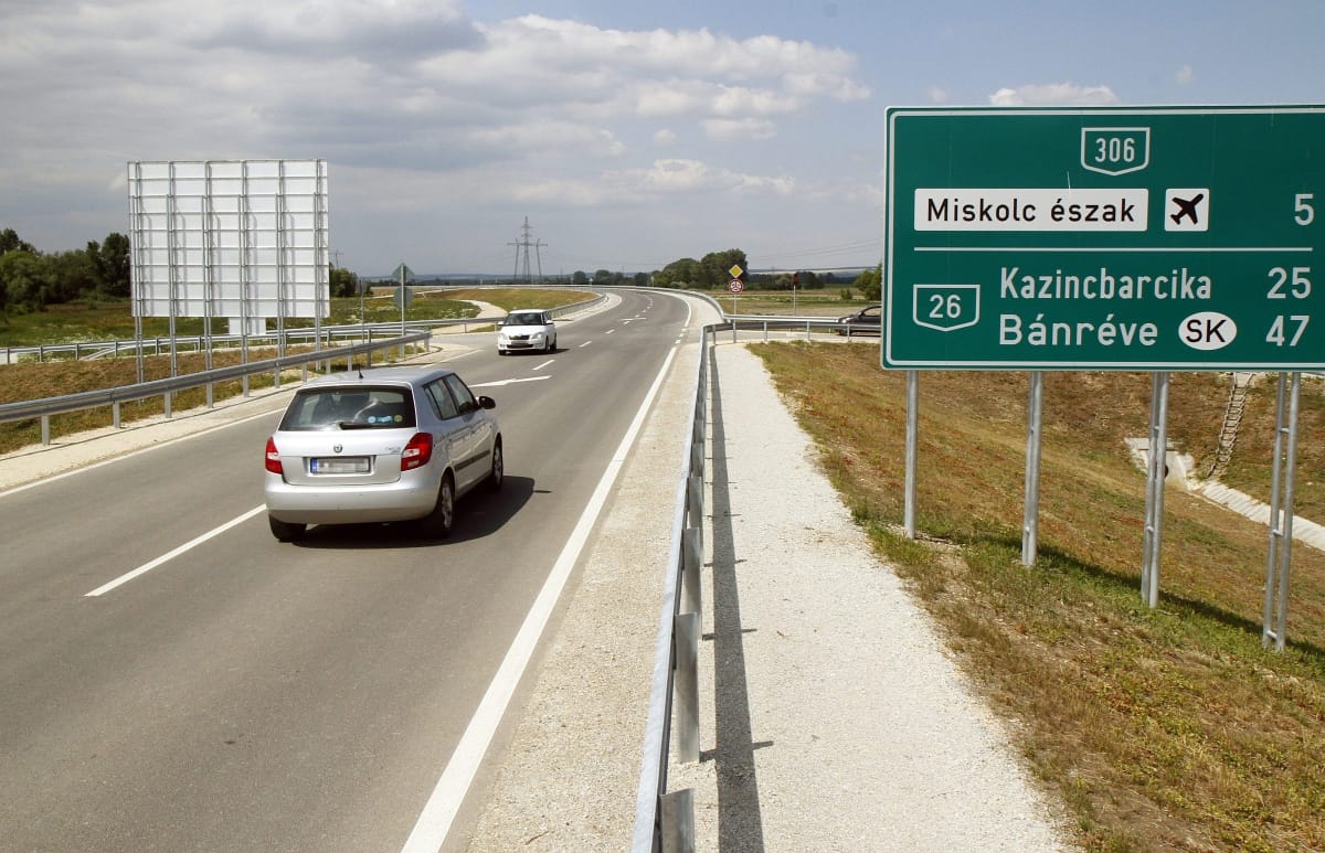 Fellégezhetnek a miskolciak, megnyitották az új elkerülőt