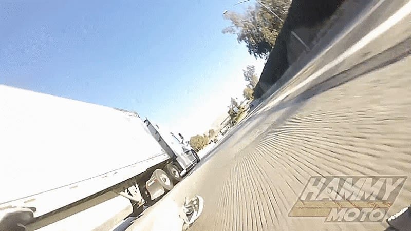 Videó: A világ legmázlistább motorosa hason csúszott át menet közben egy kamion alatt