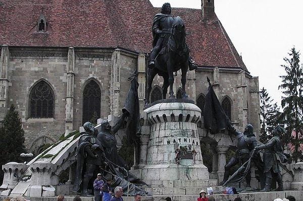 Festékkel kenték össze a kolozsvári Mátyás szoborcsoportot